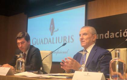 El economista Manuel Conthe desmonta las «falacias» del sistema político español en el Foro Guadaliuris