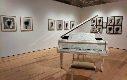 El piano Satie y fotografías intervenidas por Esther Ferrer. FOTO: T.L.