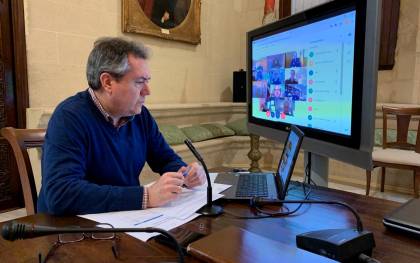  El alcalde de Sevilla, Juan Espadas, durante la reunión telemática con el Centro de Coordinación de la Delegación del Gobierno en Andalucía. / El Correo
