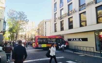 Diez heridos al empotrarse un microbús contra un escaparate del centro de Sevilla