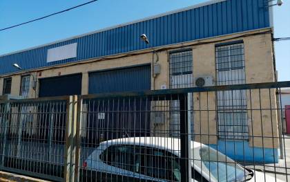 El domicilio social de Magrudis, en el Polígono Industrial el Pino de Sevilla, no tiene ningún rótulo que identifique a la empresa. / FACUA