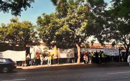 La protesta de hoy ante la sede de la Consejería de Fomento. / Twitter Unión Sevillana del Taxi