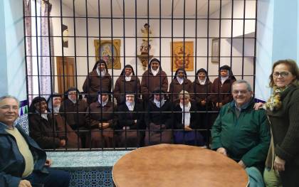 En la foto, las monjas carmelitas de Cañete posan tras el hermano mayor de El Rocío en Los Palacios, Federico Maestre, y el párroco del Sagrado Corazón, Luis Merello.