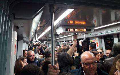 El metro cosecha 7.319 viajeros en su primer servicio especial de la madrugada de Año Nuevo