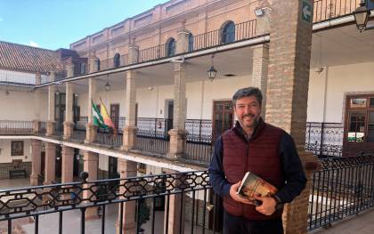 El autor posa con su novela en los Salesianos de Triana. / Antonio Puente Mayor