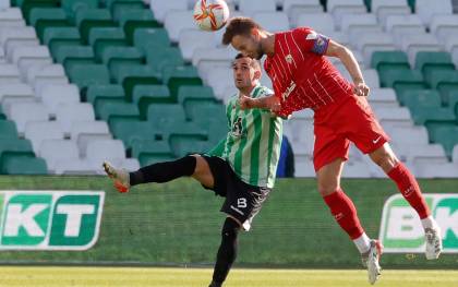 El delantero del Betis Juanmi (i) disputa el balón ante el centrocampista croata del Sevilla Ivan Rakitic (d). EFE/ José Manuel Vidal