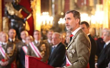Felipe VI reivindica la bandera nacional como símbolo «de todos»