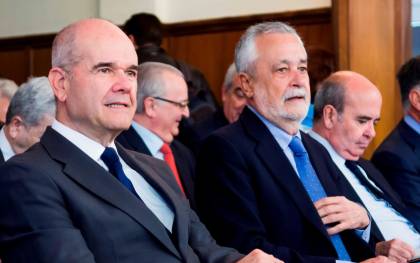 El expresidente del Gobierno andaluz socialista, Antonio Griñán (d), junto al también expresidente durante 19 años, Manuel Chaves (i). EFE/ Raúl Caro