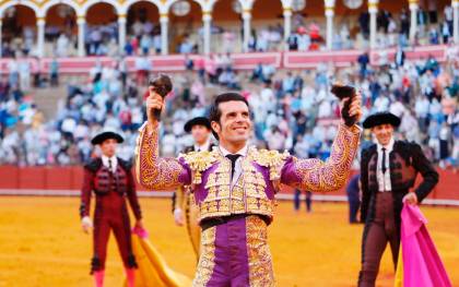 De Justo pasea las orejas de un toro de Victorino Martín en la pasada Feria de San Miguel. Foto: Arjona-Pagés