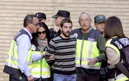 Miguel Carcaño (c), asesino confeso de Marta del Castillo, a su llegada hoy al Hospital Miguel Servet de Zaragoza en 2014. EFE/ Javier Cebollada