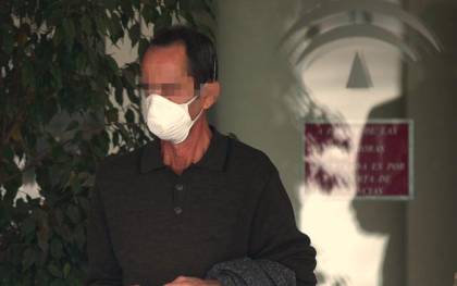 Un hombre con mascarilla sale del Hospital Universitario Virgen del Rocío donde ha sido dado de alta el único paciente ingresado por coronavirus, / EP