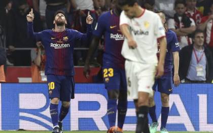 Messi celebra un gol ante el Sevilla en la pasada final de la Copa del Rey. / EFE