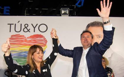 La secretaria general del PSOE de Sevilla, Verónica Pérez, y el alcalde de Sevilla y candidato socialista a la reelección, Juan Espadas. / EFE