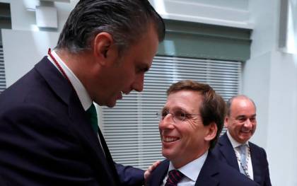 Javier Ortega Smith, de VOX, felicita a José Luis Martínez Almeida, tras haber sido elegido nuevo alcalde de la Madrid en la sesión constituyente celebrada hoy en el Palacio de Cibeles. EFE/Emilio Naranjo