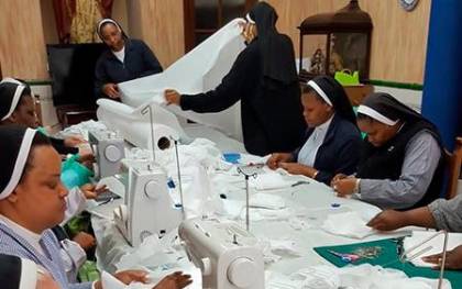 Las «monjas del baloncesto» reciben nuevas máquinas de coser para su labor solidaria 
