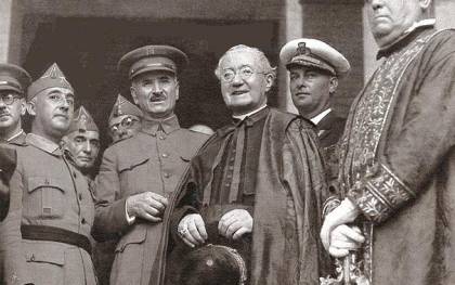 Francisco Franco junto al general Gonzalo Queipo de Llano y el cardenal Ilundáin, que por primera vez apoyaba públicamente a los golpistas. / EL CORREO
