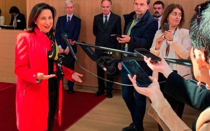 La ministra de Defensa en funciones, Margarita Robles, atiende a los medios en Bruselas. / EFE