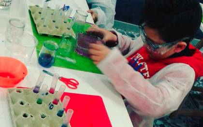 Los niños disfrutan de la ciencia en Pequeños Alquimistas. / Facebook