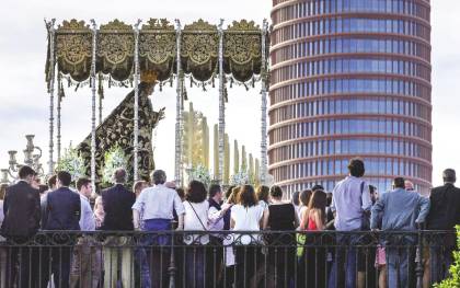 El paso de palio de la Virgen de La Estrella, de la Hermandad del mismo nombre, pasando por el puente de Triana, con la Torre Pelli al fondo, durante su recorrido procesional del Domingo de Ramos en Sevilla. EFE/Julio Muñoz