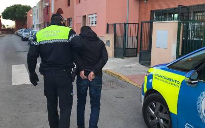 Imagen del momento de la detención, ayer en la barriada Nueva Sevilla.