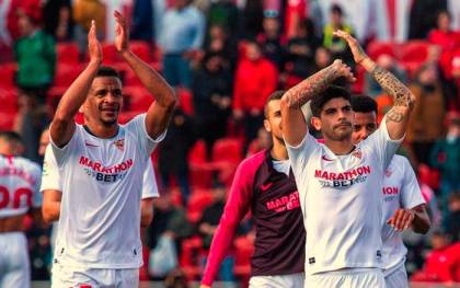 Fernando y Banega celebran el último triunfo en liga ante el Mallorca. / EFE