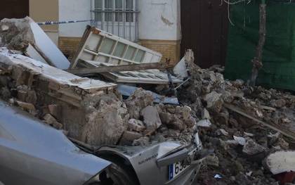 El derrumbe de una fachada provoca numerosos daños en vehículos