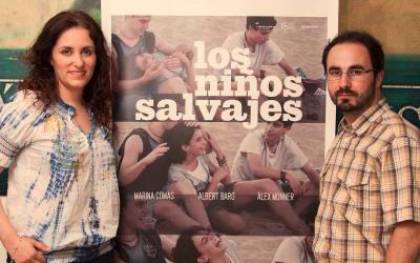 Pie de foto: Marta Velasco y Gonzalo Bendala junto al cartel del filme ‘Los niños salvajes’. / El Correo