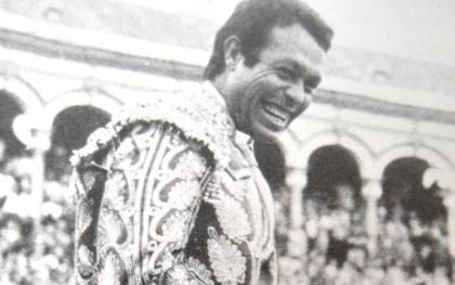 Curro Romero abrió por última vez la Puerta del Príncipe en la Feria de Abril de 1980, con 46 años cumplidos. Foto Arjona