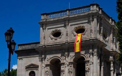 Bandera con crespón negro que ordenó retirar el alcalde. / Beltrán Pérez