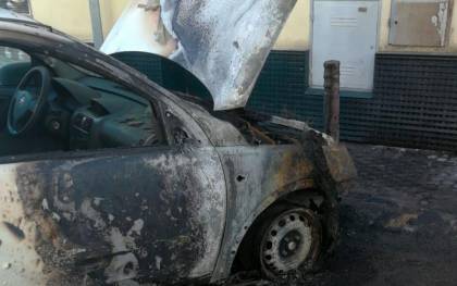 Dos vehículos incendiados por la quema de contenedores