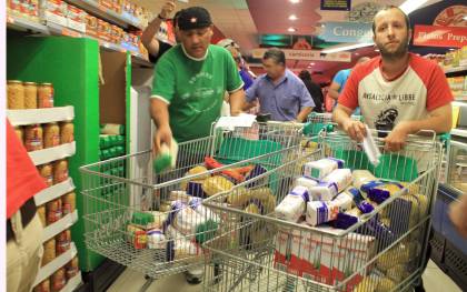 Algunos de los 200 militantes del Sindicato Andaluz de Trabajadores que han entrado al supermercado de Écija en 2012. EFE/Manuel Rodriguez 