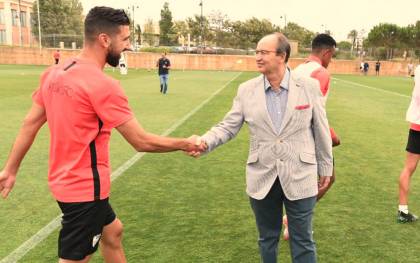 Dabbur saluda saluda al presidente del Sevilla, José Castro, durante una sesión de entrenamiento. / SFC
