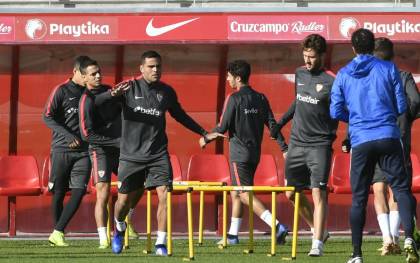 El Sevilla volvió a entrenarse hoy para preparar el partido frente al Lieja. / @SevillaFC
