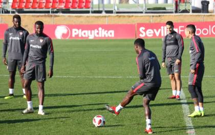 Promes y Amadou durante el último entrenamiento del Sevilla. / @SevillaFC