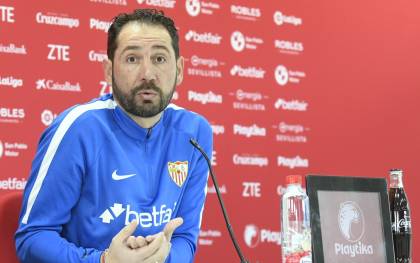Pablo Machín en rueda de prensa analiza el partido copero frene al Barcelona. @SevillaFC