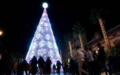 Iluminación navideña en la Puerta de Jerez. / Jesús Barrera