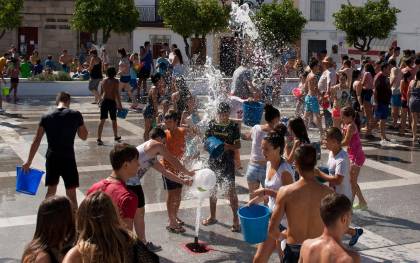 El agua manará este jueves desde el suelo de la plaza Amarilla para que todo el mundo acabe mojado (Foto: Francisco J. Domínguez)
