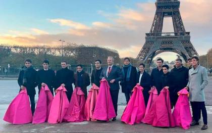 Toreros franceses, acompañados del alcalde de Mont de Marsan, posan delante de la torre Eiffel de París.