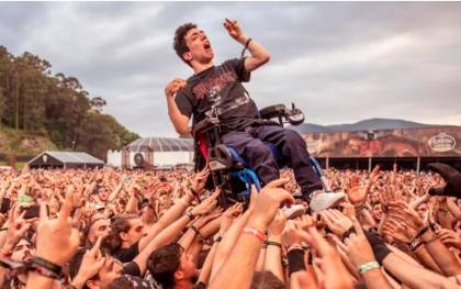 Un riojano protagoniza la foto viral del mayor festival ‘heavy’ de España