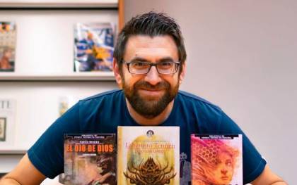 El escritor toledano David Luna con su novela ‘Ponzoña’ vencedor del Premio de Novela de Terror ‘Ciudad de Utrera’