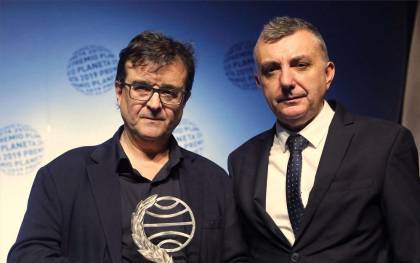 Javier Cercas, ganador del LXVIII Premio Planeta de Novela, posa con el finalista Manuel Vila. / EFE
