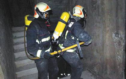 Imagen de archivo de bomberos actuando en un incendio. / El Correo 