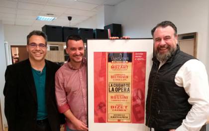 Ignacio Delgado, Alberto Alpresa y Carlos Álvarez posan con el cartel de ‘La Ciudad de la Ópera’. / Fotografía cortesía de la productora