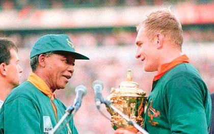 Nelson Mandela felicitando al capitán de los ‘springboks’ tras finalizar la final de la Copa del Mundo de Rugby de 1995. / El Correo