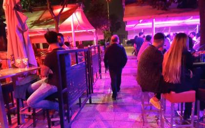 La Policía denuncia a bares del Paseo de Colón por tener medio millar de elementos de terraza sin licencia