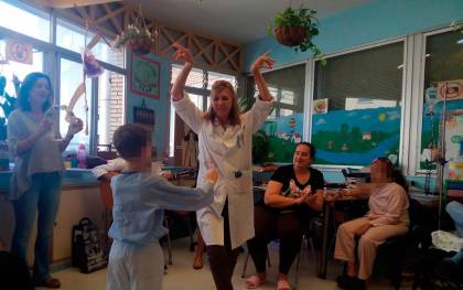 Maestros del Infantil convierten las aulas hospitalarias en casetas de Feria