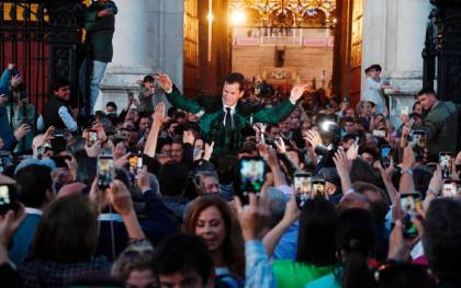 Luque, a hombros de la multitud por la Puerta del Príncipe. Foto: Arjona-Pagés