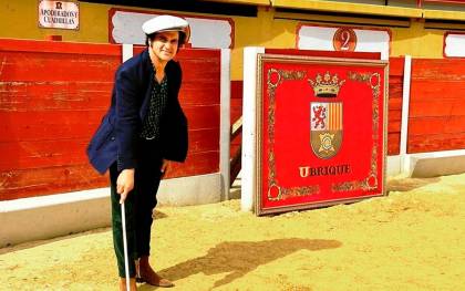 El torero de La Puebla dibuja el número 100 en el ruedo de Ubrique