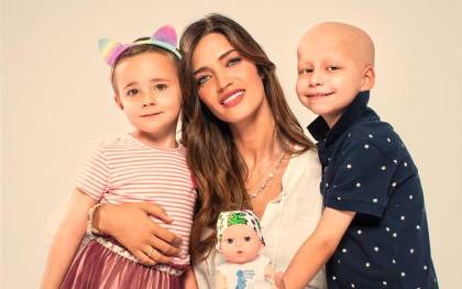 Sara Carbonero junto a Zoe y Sergio, dos pequeños que están en tratamiento de quimioterapia, en la presentación de la campaña. / Fundación Juegaterapia