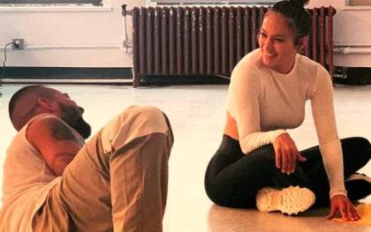 Maluma compartió a través de su perfil de Instragram una foto de él y Jennifer juntos durante el rodaje de la nueva película.